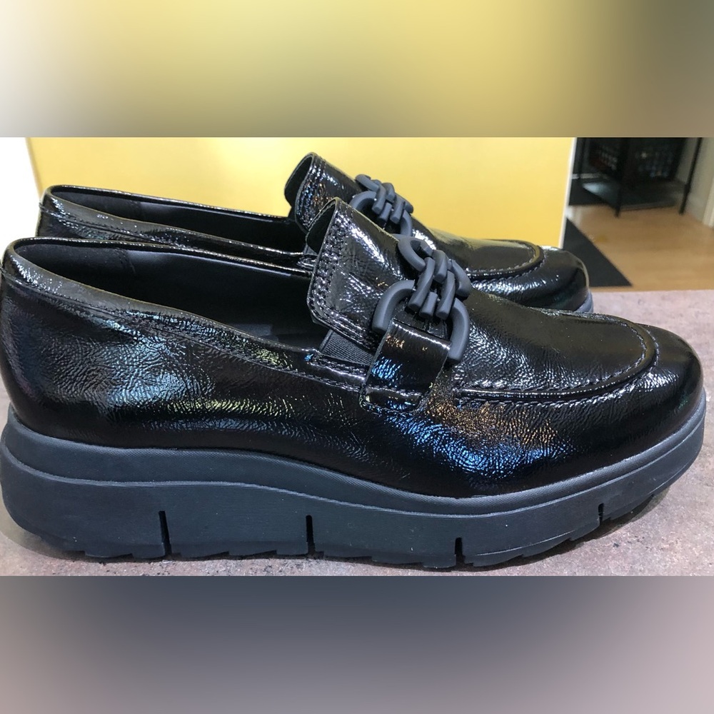Clarks Loafers (Loriini Izzy Black Pat)